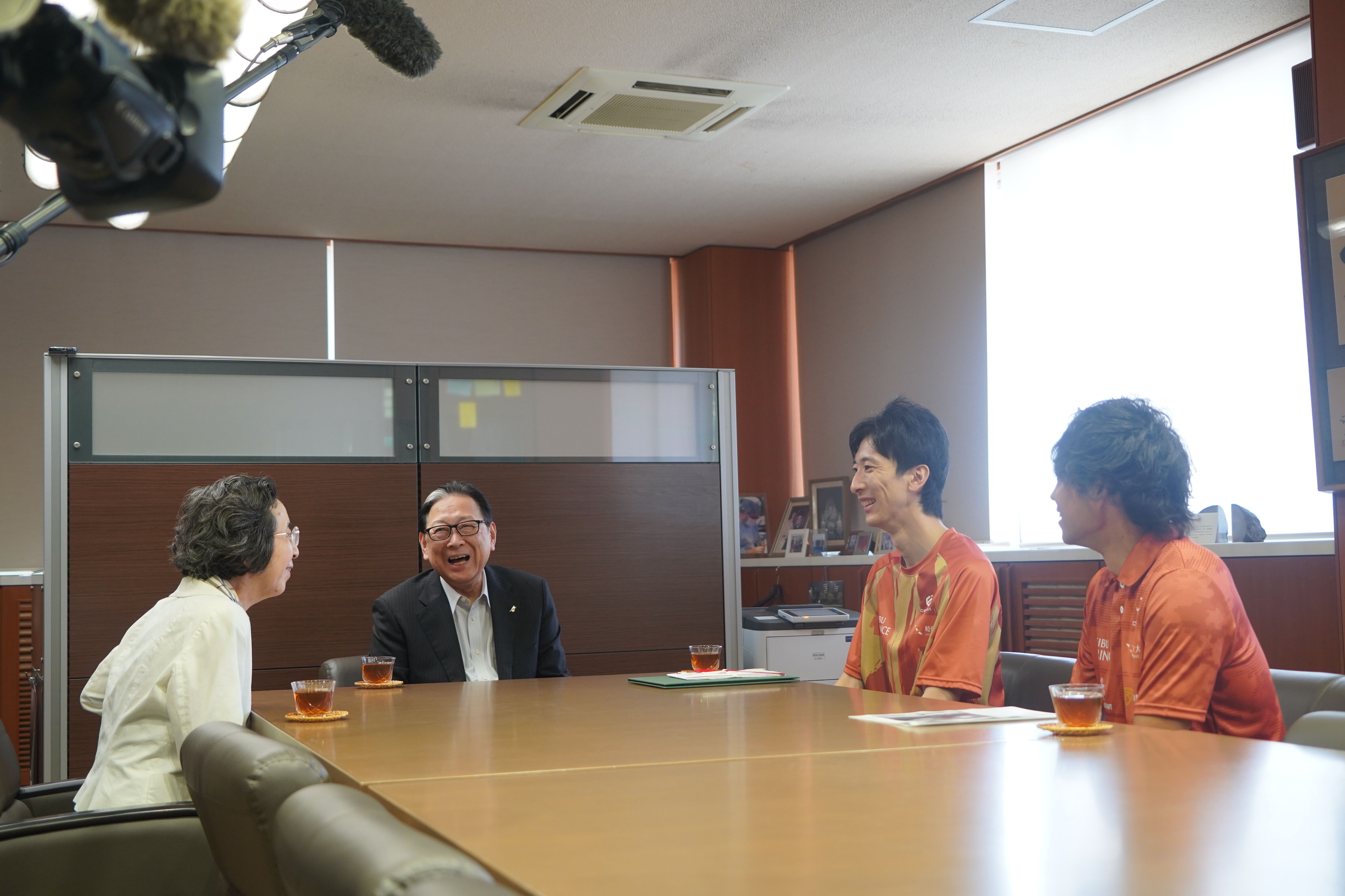 赤松諒一選手が学長室を訪問し吉田学長へアジア競技大会への意気込みを語りましたのアイキャッチ画像
