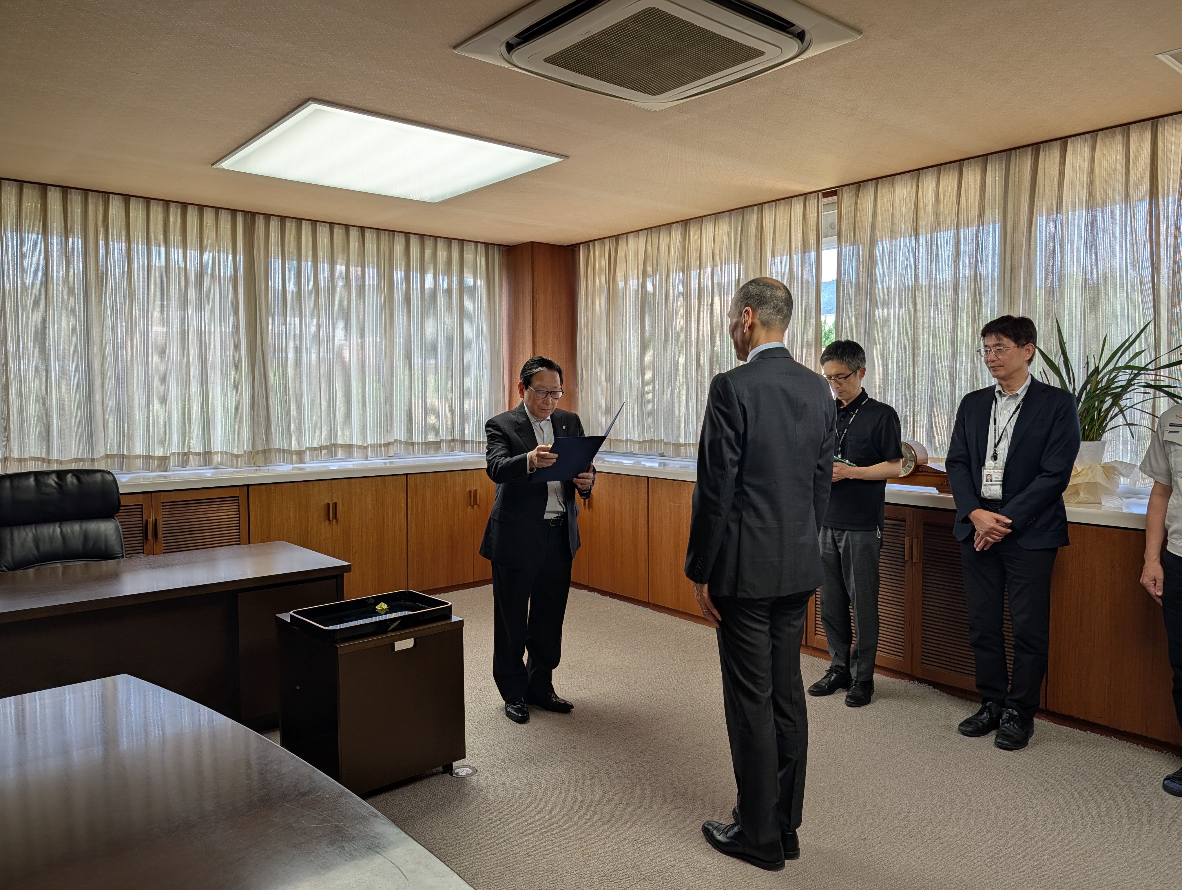 職員の功労者表彰式を執り行いましたのアイキャッチ画像